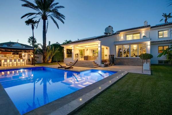 Chalet independiente en venta en Avenida de Europa, Estepona photo 1