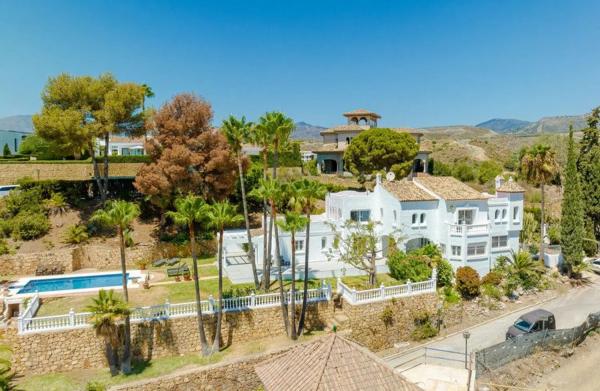 Chalet independiente en venta en Avenida del Pilar, Estepona thumbnail 1