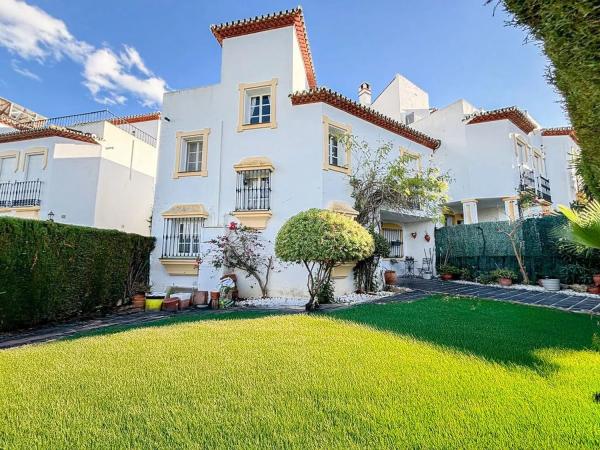Chalet independiente en venta en Calle Espliego, Estepona photo 1