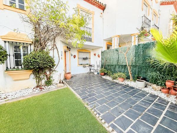 Chalet independiente en venta en Calle Espliego, Estepona thumbnail 1