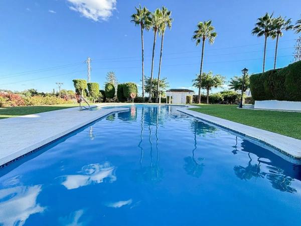 Chalet independiente en venta en Calle Espliego, Estepona thumbnail 2