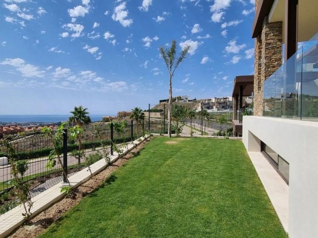 Sale of apartment in Barrio Paraiso-Barronal, Estepona
photo 1