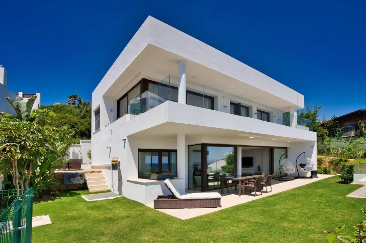 Sale of independent chalet in Calle del Molino, Estepona
photo 1