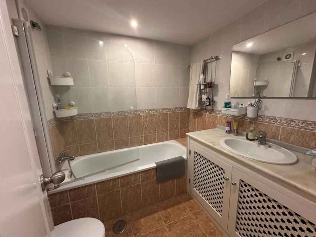 Sale of apartment in Calle de Sabinillas, Estepona
photo 5