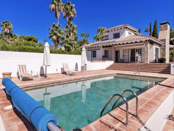 Chalet independiente en venta en Calle Hortensia, Estepona photo 1