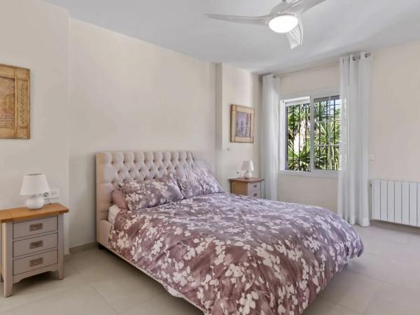 Chalet independiente en venta en  Calle Hortensia, Estepona photo 4