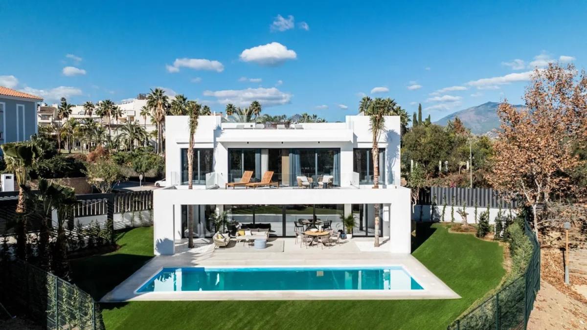 Venta de chalet independiente en Barrio Paraiso-Barronal, Estepona
photo 1