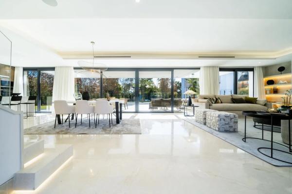 Chalet independiente en venta en Barrio Paraiso-Barronal, Estepona thumbnail 1