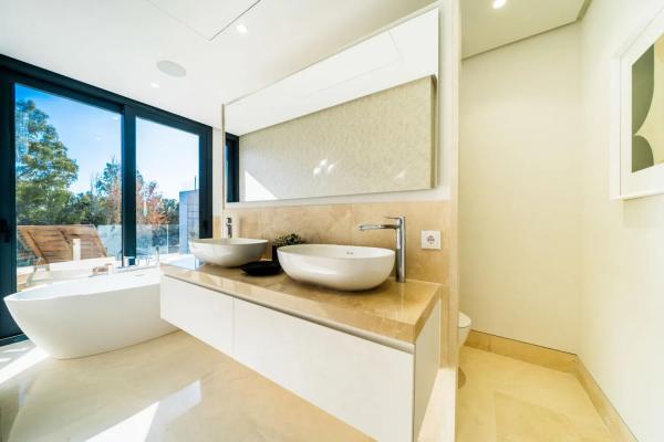 Chalet independiente en venta en Barrio Paraiso-Barronal, Estepona thumbnail 2