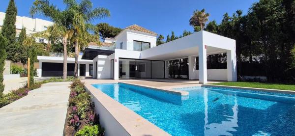 Chalet independiente en venta en URB EL PARAISO s/n, Estepona photo 1
