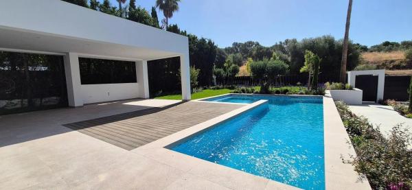 Chalet independiente en venta en URB EL PARAISO s/n, Estepona thumbnail 1