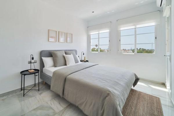 Chalet independiente en venta en Calle Esparragal, Estepona thumbnail 2