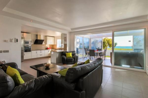 Chalet independiente en venta en Calle de la Popa, 2 -30, Estepona thumbnail 1