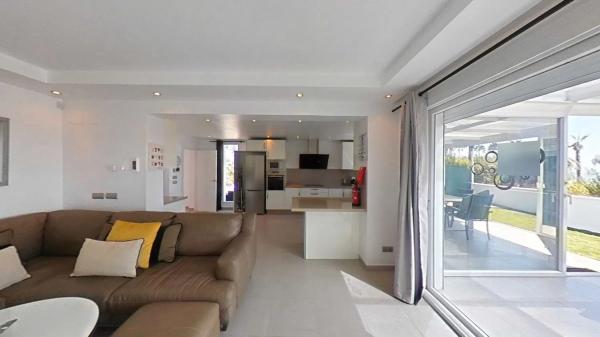 Chalet independiente en venta en Calle de la Popa, 2 -30, Estepona thumbnail 2
