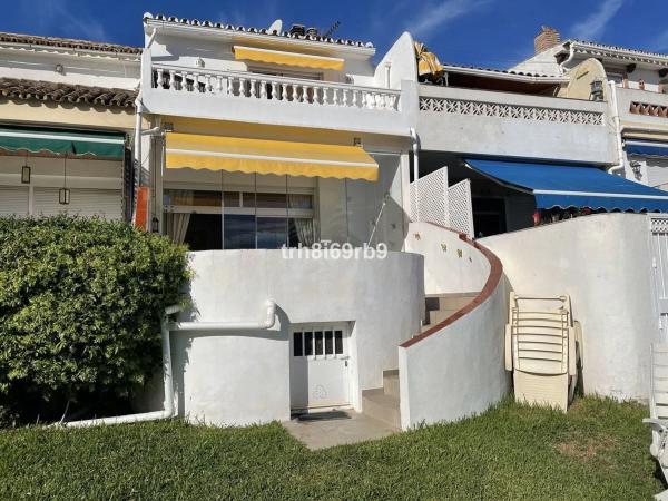 Chalet independiente en venta en Barrio Nueva Atalaya, Estepona photo 1