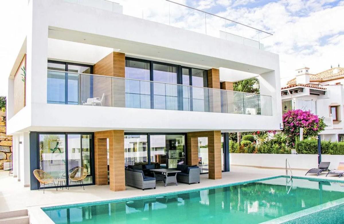 Sale of independent chalet in Calle Flaminio, Estepona
photo 1