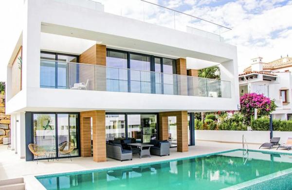 Detached villa for sale in Calle Flaminio, Estepona photo 1