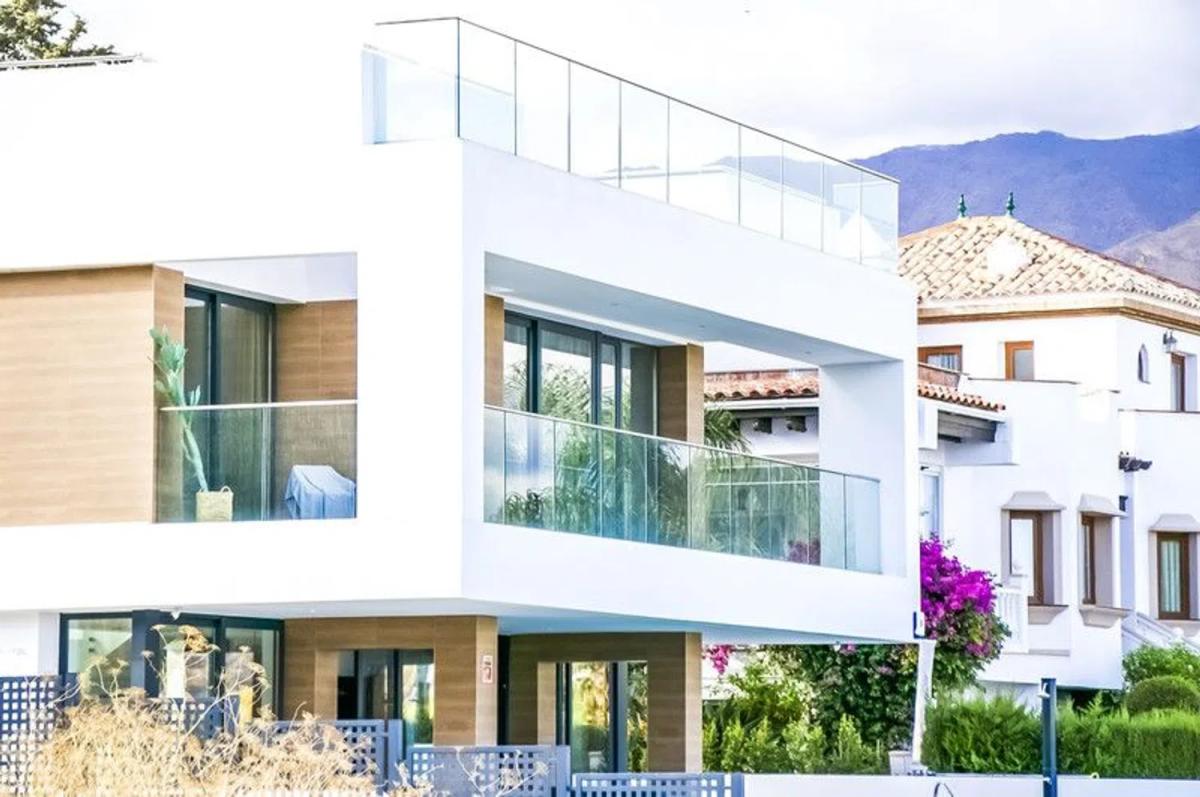 Sale of independent chalet in Calle Flaminio, Estepona
photo 2