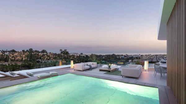 Chalet independiente en venta en Barrio Paraiso-Barronal, Estepona thumbnail 1