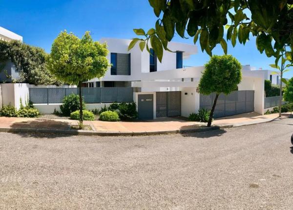 Chalet independiente en venta en Camino Loma de Retamar, Estepona thumbnail 1