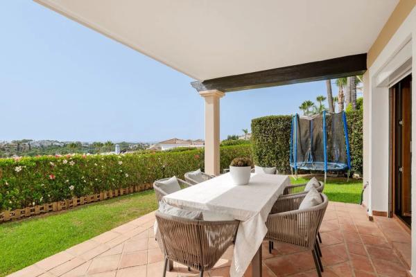 Chalet independiente en venta en Avenida de la Gardenia, Estepona thumbnail 1
