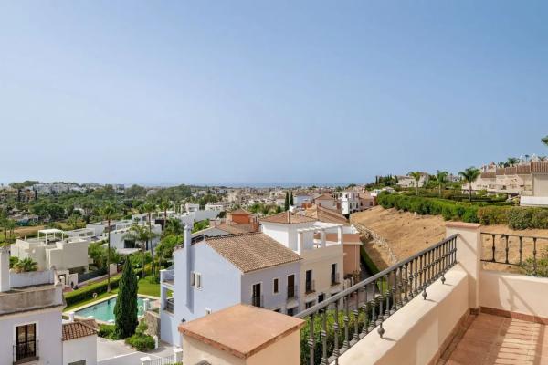Chalet independiente en venta en Avenida de la Gardenia, Estepona thumbnail 2