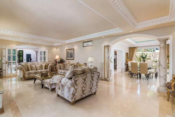 Chalet independiente en venta en Barrio Paraiso-Barronal, Estepona thumbnail 2