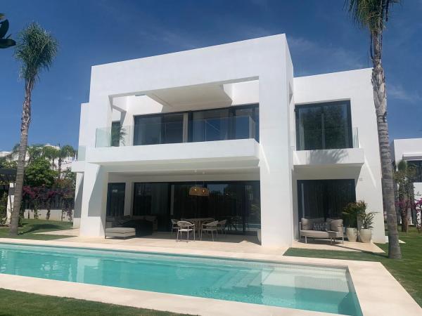 Chalet independiente en venta en Calle Quintana, 4, Estepona photo 1