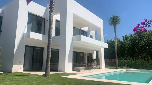 Chalet independiente en venta en Calle Quintana, 4, Estepona thumbnail 1