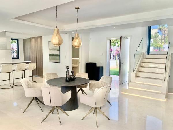 Chalet independiente en venta en Calle Quintana, 4, Estepona thumbnail 2