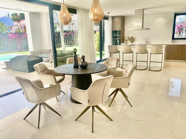Chalet independiente en venta en  Calle Quintana, 4, Estepona photo 4