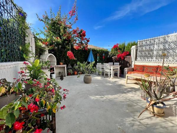 Chalet independiente en venta en Calle Pico del Aneto s/n, Estepona thumbnail 1