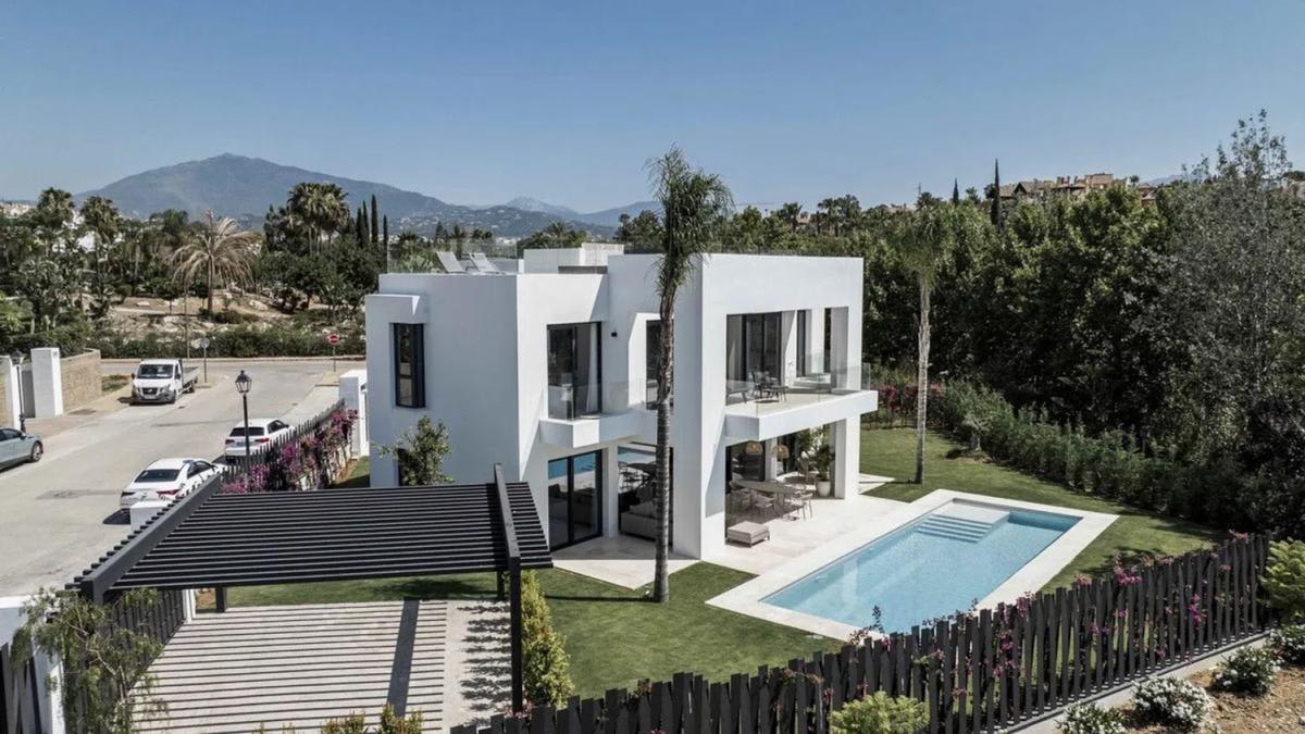 Venta de chalet independiente en Calle QUINTANA, Estepona
photo 1