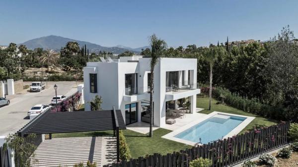 Chalet independiente en venta en Calle QUINTANA, Estepona photo 1