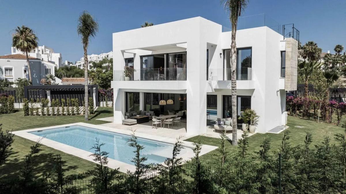 Venta de chalet independiente en Calle QUINTANA, Estepona
photo 2