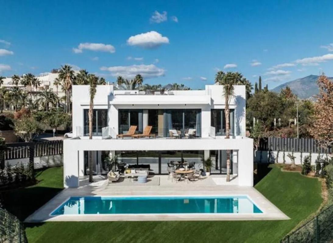 Venta de chalet independiente en Barrio Nueva Atalaya, Estepona
photo 1