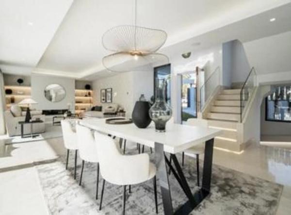 Chalet independiente en venta en Barrio Nueva Atalaya, Estepona thumbnail 1