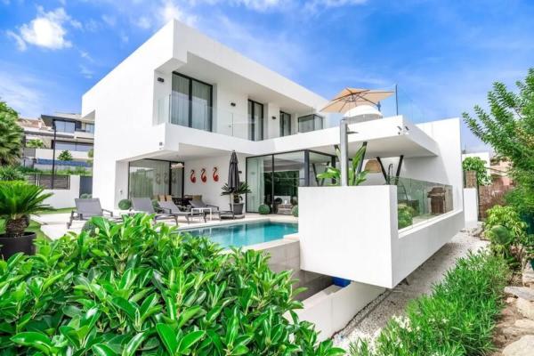 Chalet independiente en venta en Barrio Nueva Atalaya, Estepona photo 1