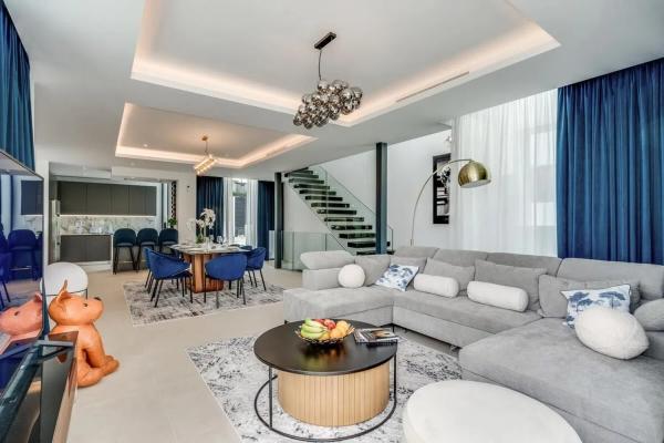 Chalet independiente en venta en Barrio Nueva Atalaya, Estepona thumbnail 1