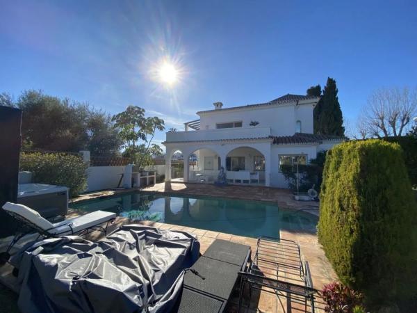 Detached villa for sale in Barrio Bel-Air, Estepona photo 1