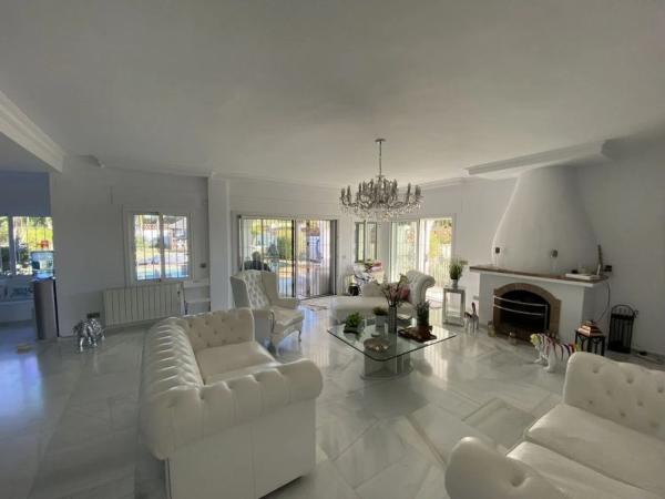 Detached villa for sale in Barrio Bel-Air, Estepona thumbnail 1