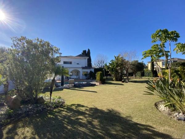 Detached villa for sale in Barrio Bel-Air, Estepona thumbnail 2