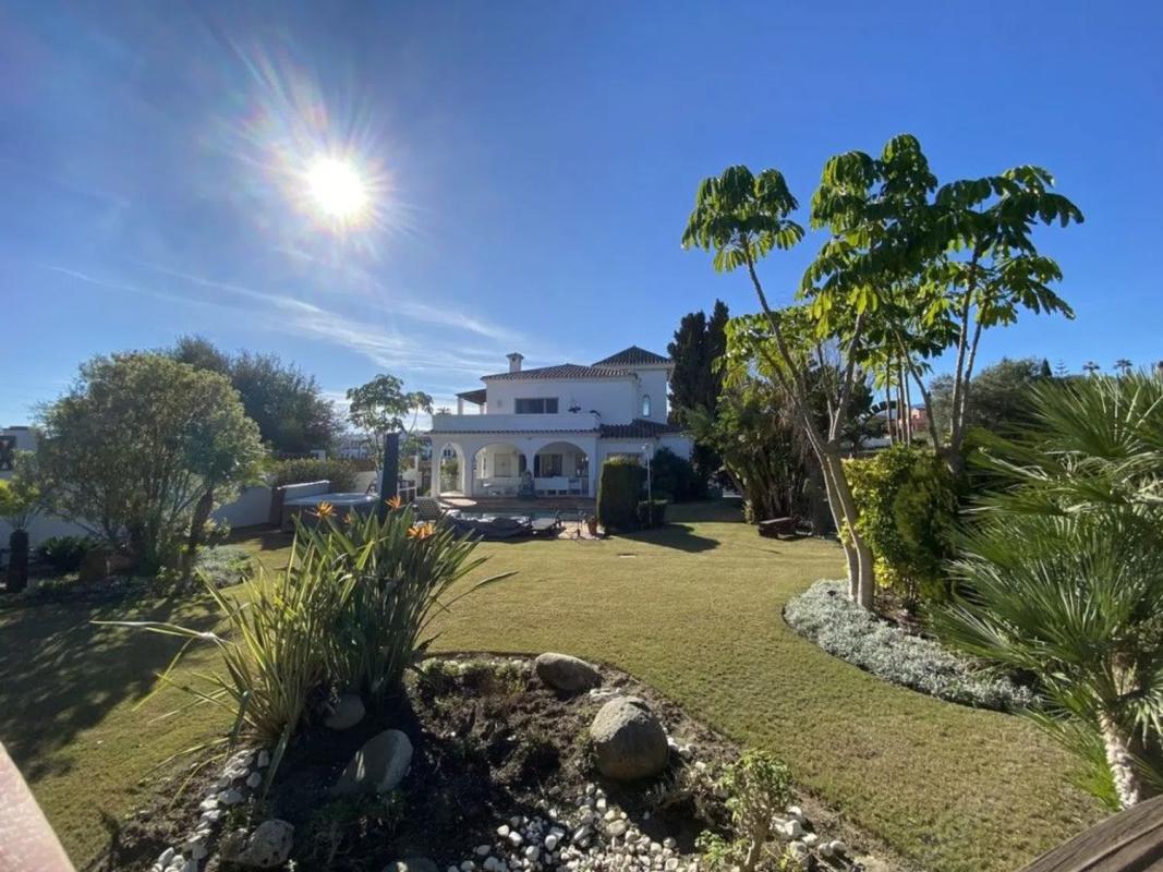 Sprzedaż niezależnego domku jednorodzinnego w  Barrio Bel-Air, Estepona photo 4