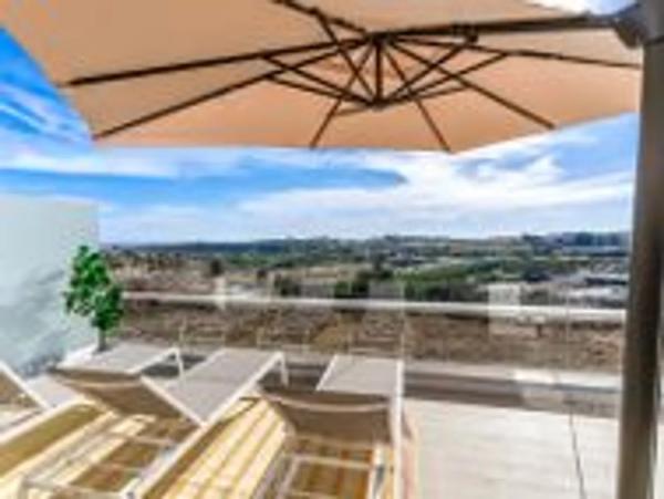 Chalet independiente en venta en Calle Islas Bermudas, Estepona thumbnail 1
