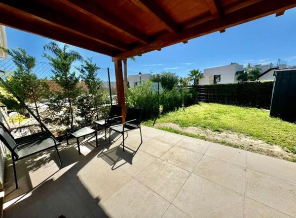 Chalet independiente en venta en Calle Alqueria, Estepona thumbnail 2