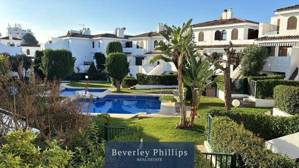 Chalet independiente en venta en Calle Bergantin, 2, Estepona thumbnail 1