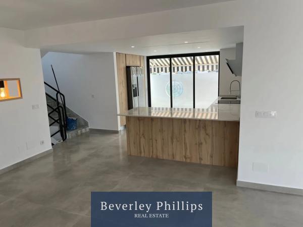 Chalet independiente en venta en Calle Bergantin, 2, Estepona thumbnail 2