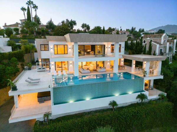 Chalet independiente en venta en Barrio Paraiso-Barronal, Estepona photo 1