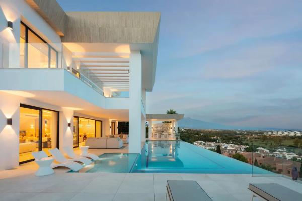Chalet independiente en venta en Barrio Paraiso-Barronal, Estepona thumbnail 1
