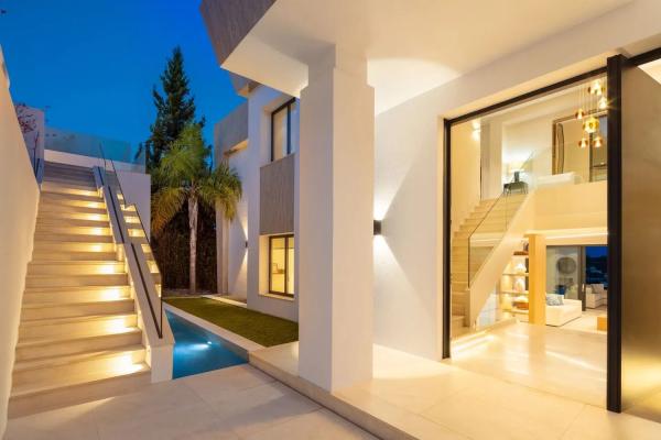 Chalet independiente en venta en Barrio Paraiso-Barronal, Estepona thumbnail 2